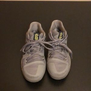 Nike Kids Kyrie 3 GS basketball shoe